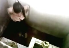 Mama w okularach i siwych włosach uderza ręką w grubego kutasa męża, ściskając jego jaja. brutalne darmowe filmy porno